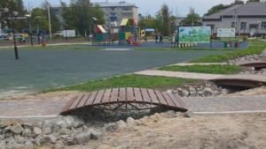 На месте «тонущего» каждое лето пустыря в Завитинске сделали аллею - gtrkamur.ru