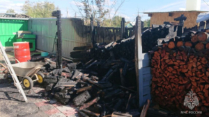 Искра от болгарки стала причиной пожара на подворье в Свободном - gtrkamur.ru