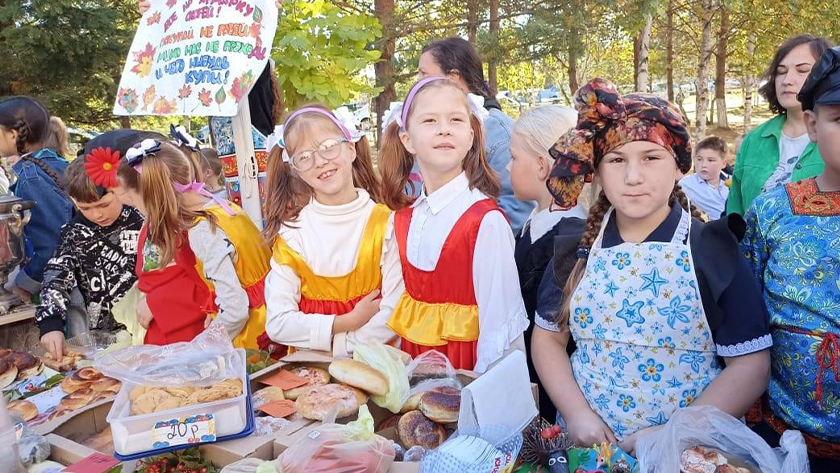 Школьные благотворительные ярмарки на нужды СВО провели в регионе - gtrkamur.ru
