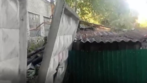 В Свободном бетонный забор может обрушиться на участок местной жительницы - gtrkamur.ru