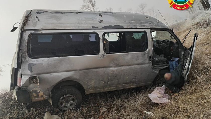 Водитель микроавтобуса погиб в аварии с переворотом в Белогорском округе - gtrkamur.ru