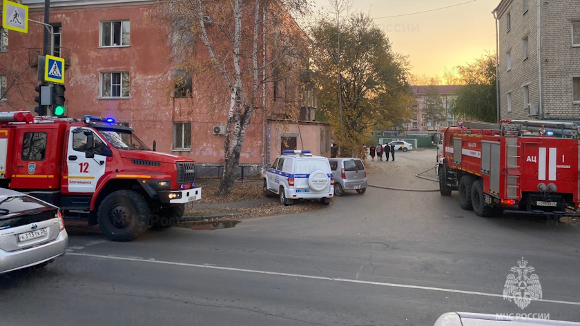 Ожоги и отравление угарным газом: в пожаре в Благовещенске пострадал мужчина - gtrkamur.ru