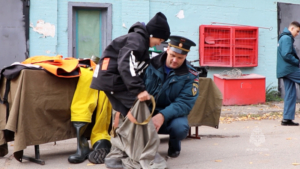Поуправлять дроном, примерить защитные костюмы и шлемы пожарных смогли юные амурчане - gtrkamur.ru