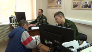 Чтобы приблизить победу: в областной пункт отбора на военную службу продолжают идти добровольцы - gtrkamur.ru