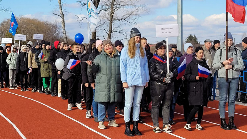 В поселке Восточный открыли отремонтированный за 80 миллионов рублей стадион - gtrkamur.ru