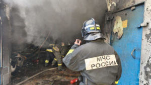 В результате пожара в одном из гаражей Благовещенска пострадал мужчина  - gtrkamur.ru