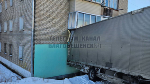 Большегруз снес балкон пятиэтажки в Сковородине - gtrkamur.ru