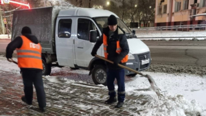 Благовещенские коммунальщики с ночи борются со снегом и скользкими дорогами - gtrkamur.ru