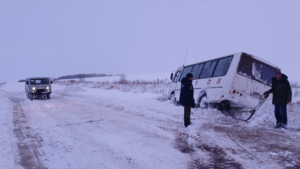 В Приамурье спасатели помогают выбраться из снега застрявшим автомобилистам - gtrkamur.ru