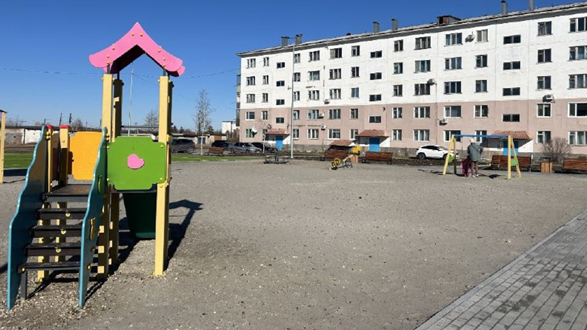 Почти за 8 миллионов рублей в селе Екатеринославка благоустроили двор военного городка - gtrkamur.ru