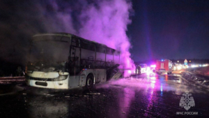 Пассажирский автобус сгорел рядом со Свободным - gtrkamur.ru