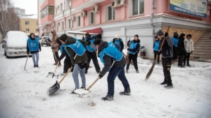 Три тысячи студентов устраняют последствия рекордного снегопада на улицах Благовещенска - gtrkamur.ru