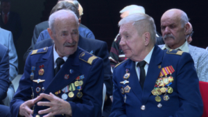 Крылья БАМа: ветеранов амурской авиации наградили юбилейной медалью - gtrkamur.ru