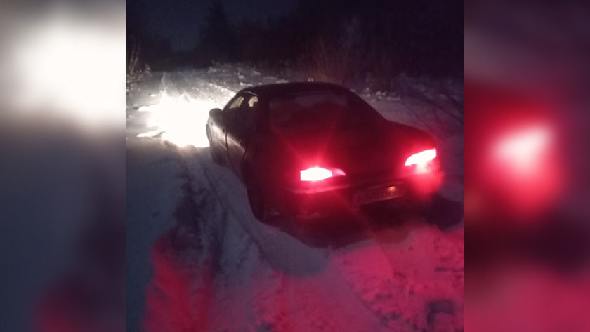 Амурские спасатели вызволили автомобиль из снежного плена - gtrkamur.ru
