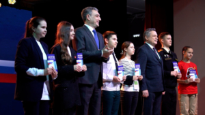 В День Конституции юным амурчанам вручили первые паспорта - gtrkamur.ru