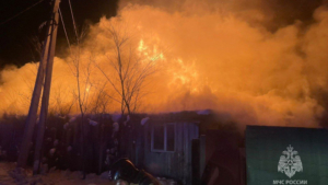 Гараж с автосервисом и тремя машинами горел в Белогорске - gtrkamur.ru