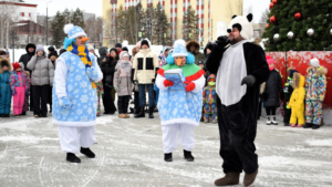 В Тынде открыли ледовый городок и зажгли елку - gtrkamur.ru