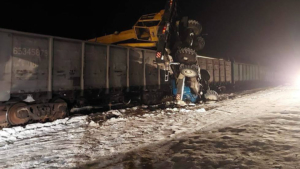 В Тындинском округе стрела автокрана упала на грузовой вагон поезда - gtrkamur.ru