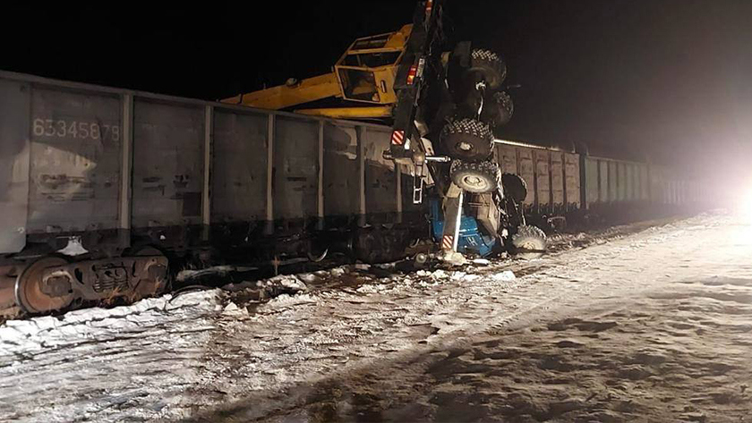 В Тындинском округе стрела автокрана упала на грузовой вагон поезда - gtrkamur.ru