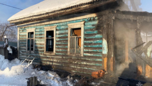 Деревянный нежилой дом полыхал в Свободном - gtrkamur.ru