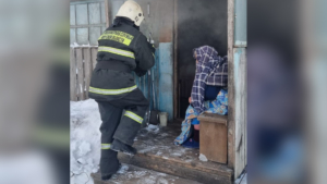 В селе Поярково огнеборцы спасли из горящего дома пожилую женщину - gtrkamur.ru