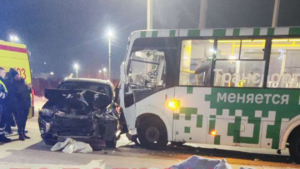 Пассажирский автобус и два автомобиля столкнулись на Красноармейской в Благовещенске - gtrkamur.ru