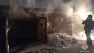 В районе благовещенского ж/д вокзала накануне полыхал гараж с машиной внутри - gtrkamur.ru