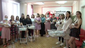 Дополненные подарки новорожденным вручили в Благовещенске - gtrkamur.ru