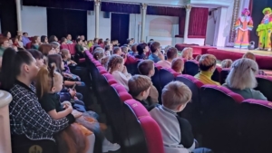Более 200 детей бойцов СВО приняли участие в новогоднем представлении в канун Рождества - gtrkamur.ru