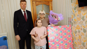 Новогодний подарок получила юная амурчанка от губернатора Василия Орлова  - gtrkamur.ru