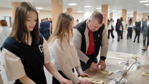 Тактические браслеты и куклы-обереги изготовили благовещенские школьники - gtrkamur.ru