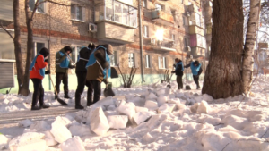 И снежные горы свернут: благовещенские студенты вышли на помощь коммунальщикам - gtrkamur.ru