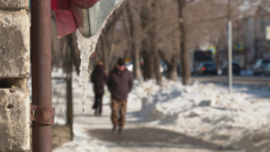 Почти 250 нарушений при уборке наледи на крышах выявили в областном центре Приамурья - gtrkamur.ru