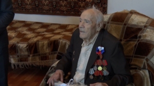 Еще одна медаль в честь 80-летия Победы вручена ветерану из Благовещенска - gtrkamur.ru