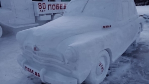Еще один советский автомобиль из снега воссоздал амурчанин в своем дворе - gtrkamur.ru