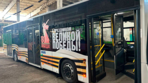 В столице Приамурья на линию вышли автобусы в стилистике празднования Великой Победы - gtrkamur.ru