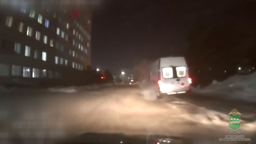 В Благовещенске сотрудники ГИБДД спасли жизнь пострадавшего в аварии - gtrkamur.ru