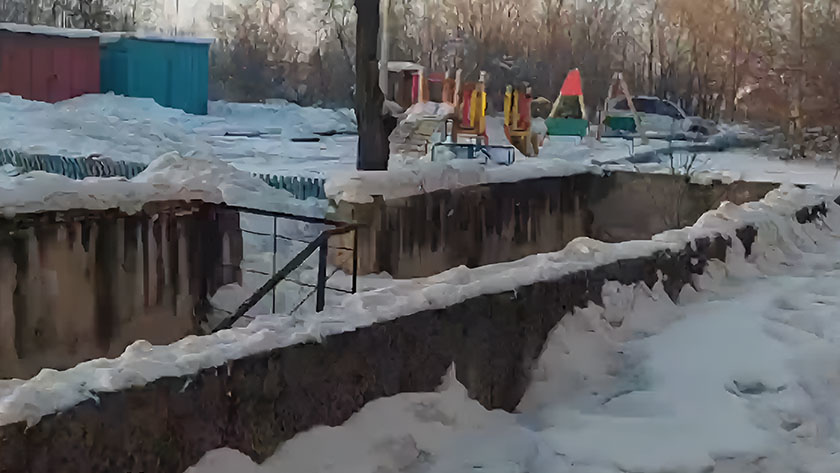 Общественники взяли под контроль неогороженное бомбоубежище вблизи детской площадки в Белогорске - gtrkamur.ru