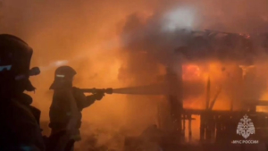 Два нежилых дома загорелись в Белогорске - gtrkamur.ru