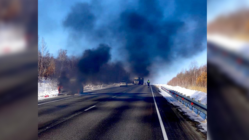 Авто в огне и дым из-под капота: в Архаринском округе на федеральной дороге сгорела машина хабаровчанина - gtrkamur.ru