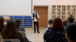 Свыше 30 школьников приняли участие в конкурсе чтецов «Живая классика» - gtrkamur.ru
