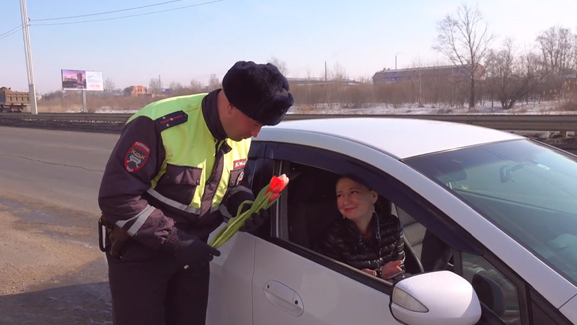 В Благовещенске автоледи получили цветы от Госавтоинспекторов - gtrkamur.ru