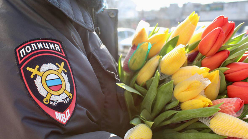 Пожарные и полицейские поздравляют амурчанок с 8 марта - gtrkamur.ru