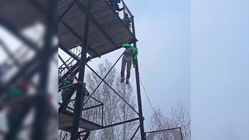 Спуск с десятиметровой вышки-тренажера отрабатывают авиапожарные - gtrkamur.ru