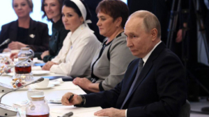 Владимир Путин в преддверии 8 Марта встретился с сотрудницами фонда «Защитники Отечества» - gtrkamur.ru