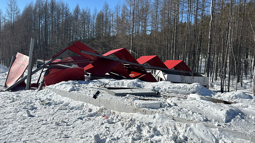 Водитель на легковушке снёс стелу «БАМ» на подъезде к Тынде - gtrkamur.ru