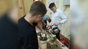 Спички длительного горения для участников СВО научились делать студенты благовещенского колледжа - gtrkamur.ru