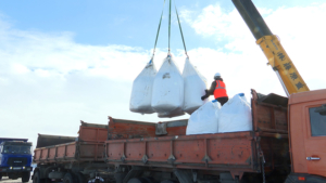 В регион доставят почти 80 тысяч тонн минеральных удобрений к грядущей посевной - gtrkamur.ru