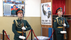 Память Героев России увековечили в казарме родного ДВОКУ - gtrkamur.ru