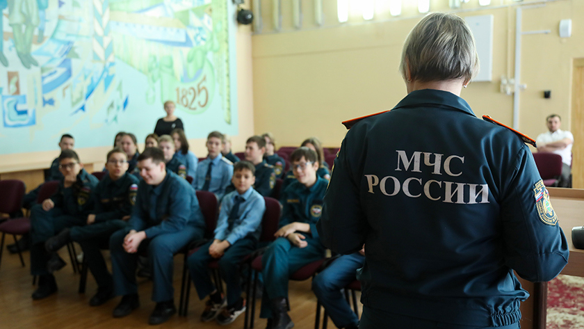 Сотрудники чрезвычайного ведомства рассказали детям, как вести себя в случае сигнала «Внимание всем!» - gtrkamur.ru